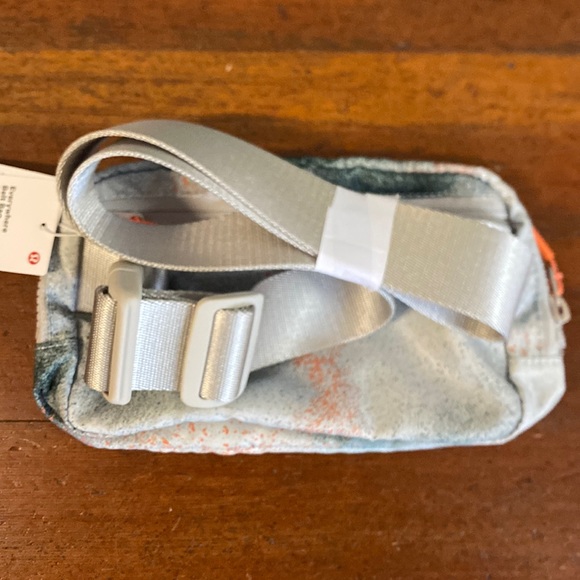 ❤️ Lululemon Everywhere Belt Bag Spray Paint NWT - Picture 2 of 4